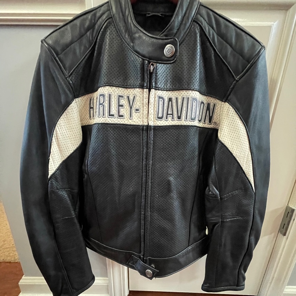 100% Leather Harley Davidson Motorcycle Jacket and Pants Set, Size Medium.